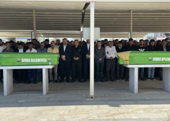 Trafik kazasında ölen Şahinkaya çifti son yolculuklarına uğurlandı