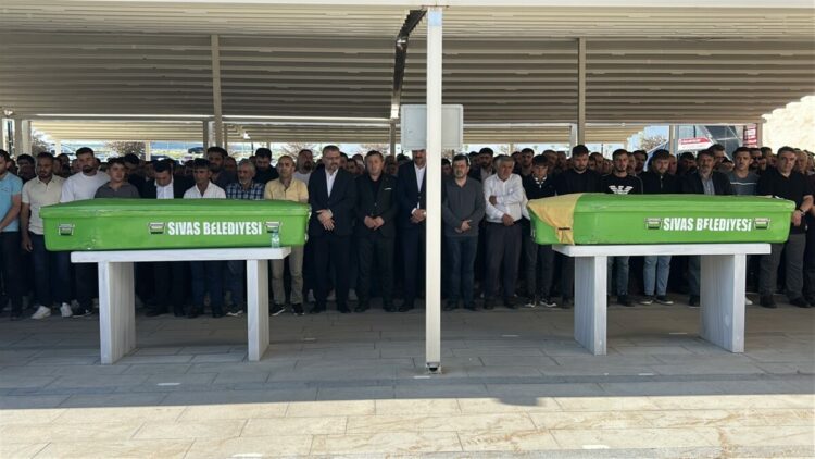 Trafik kazasında ölen Şahinkaya çifti son yolculuklarına uğurlandı