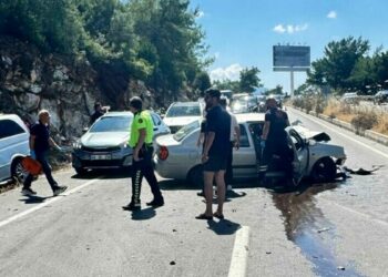 Bodrum’da otomobil ile minibüs çarpıştı: 6 yaralı