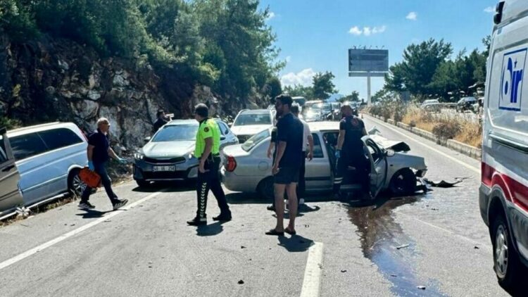 Bodrum’da otomobil ile minibüs çarpıştı: 6 yaralı