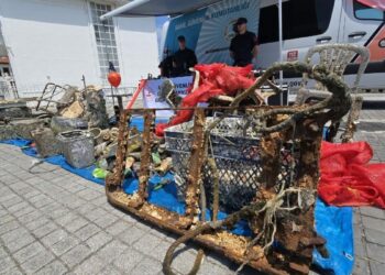 Mudanya’da denizden 2,5 ton atık çıkarıldı