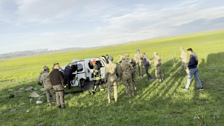 Hafif ticari araç takla attı; 1’i bebek 3 ölü, 4 yaralı
