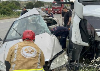 TIR ile çarpışan otomobilin sürücüsü yaralandı