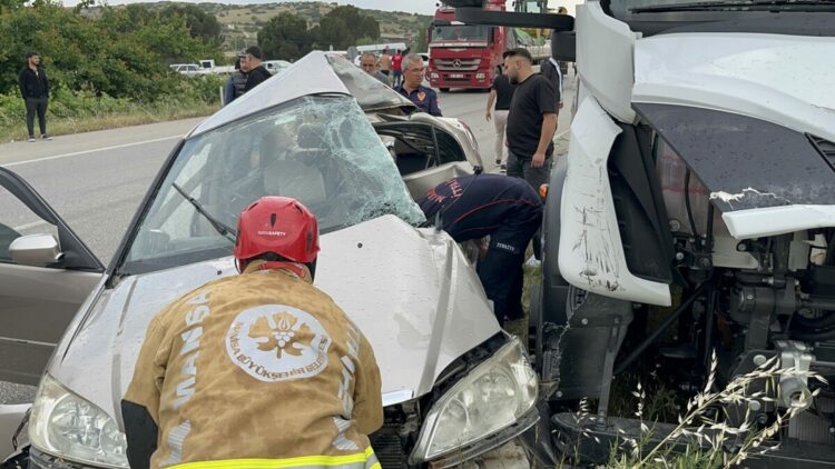 TIR ile çarpışan otomobilin sürücüsü yaralandı