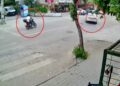 Motosiklet ile otomobilin çarpıştığı kaza kamerada; 2 yaralı