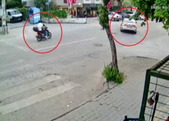 Motosiklet ile otomobilin çarpıştığı kaza kamerada; 2 yaralı
