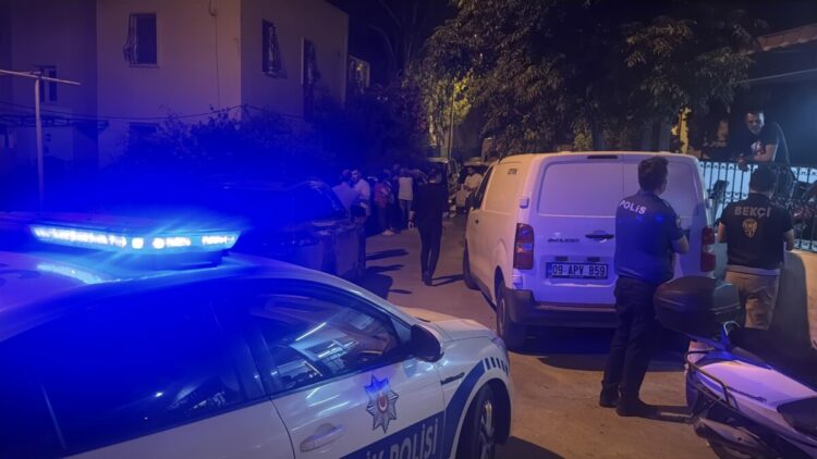 Babasının cenazesiyle 2 gün aynı evde yaşadı