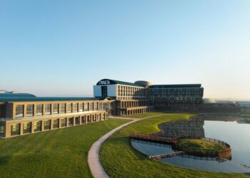 Tropikal konseptli termal & SPA tesisi Özcan Deniz ve Sıla konseriyle açıldı