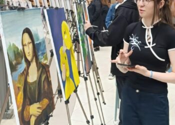 Atık yağları boyaya dönüştürüp, yaptıkları tabloları sergilediler