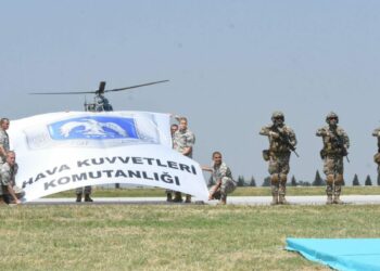 İzmir'de 'Gençlik ve Havacılık Festivali' başladı