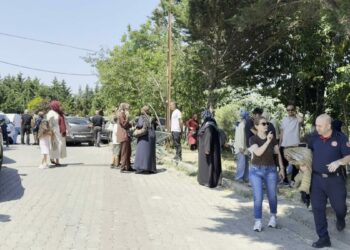 Büyükçekmece’de fren yerine gaza bastığı öne sürülen sürücü velilerin arasına daldı: 2’si çocuk 6 yaralı