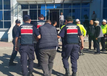 Edirne'de durdurulan taksiden 4 kaçak göçmen çıktı