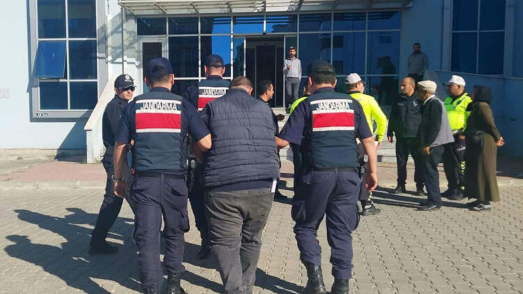 Edirne'de durdurulan taksiden 4 kaçak göçmen çıktı