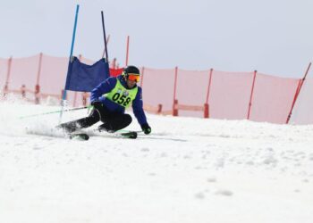 Erzurum Palandöken'de babaların kayak yarışı