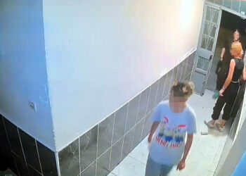 Avcılar'da klima dış ünitesini çalan hırsızlar kamerada