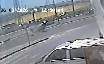Avcılar'da D-100 Karayolu'nda aydınlatma direğine çarpan otomobil takla attı; 2 yaralı