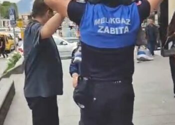 Zabıta memuru, kayıp çocuğu omzunda taşıyarak ailesine teslim etti