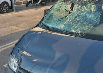 Hafif ticari aracın elektrikli bisiklete çarptığı kaza kamerada; 1 ölü