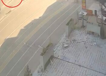 Otomobilin çarptığı kadın ağır yaralandı; kaza kamerada