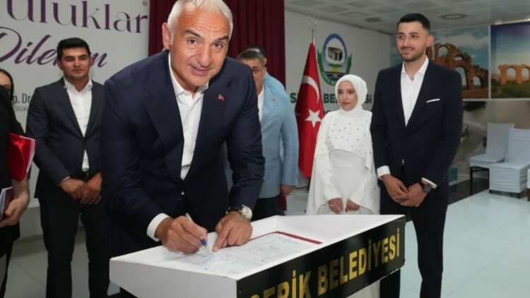 Bakan Ersoy, Antalyalı çiftin nikah şahidi oldu
