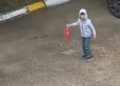 5 yaşındaki Miraç, evden çıkıp yere düşen Türk bayrağını aldı; on anlar kamerada