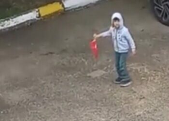 5 yaşındaki Miraç, evden çıkıp yere düşen Türk bayrağını aldı; on anlar kamerada