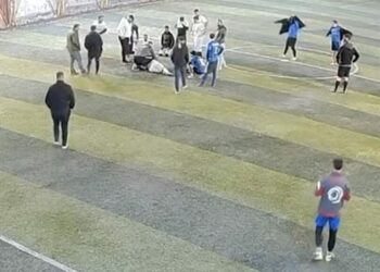Halı sahada dili boğazına kaçan oyuncuya müdahale kamerada