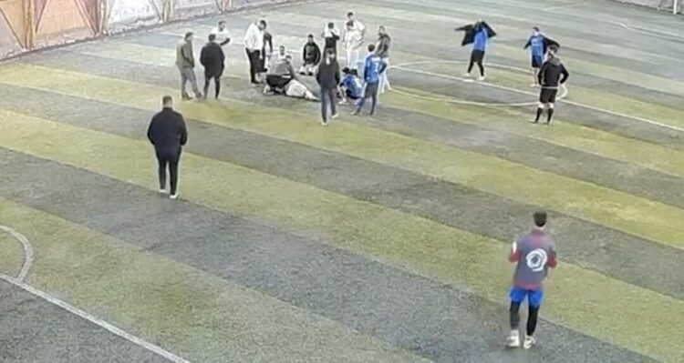 Halı sahada dili boğazına kaçan oyuncuya müdahale kamerada