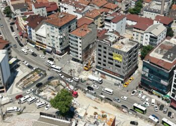 4 kişinin öldüğü çöken binanın çevresindeki yapıların yıkımına başlandı