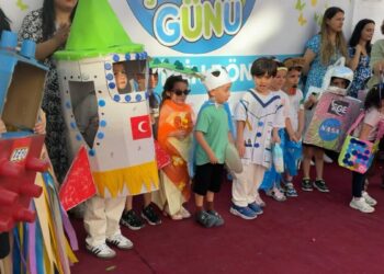 Avcılar’da anaokulunda atık malzemelerden yapılan kostümlerle defile