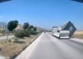 TIR'da yüklü konteyner, fırtınada düştü; o anlar kamerada