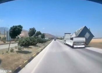 TIR'da yüklü konteyner, fırtınada düştü; o anlar kamerada