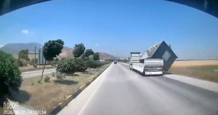 TIR'da yüklü konteyner, fırtınada düştü; o anlar kamerada
