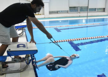 Paralimpik yüzücü Esra, azmi ve dişlerine sıkıştırdığı özel aparatla 3 kez dünya şampiyonu oldu