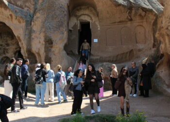 Kapadokya'nın en büyük katedralinde turist yoğunluğu
