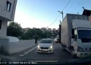 Pendik’te 'Aracım arıza yaptı' dedi yol vermedi; sürücülerin tartışması kamerada