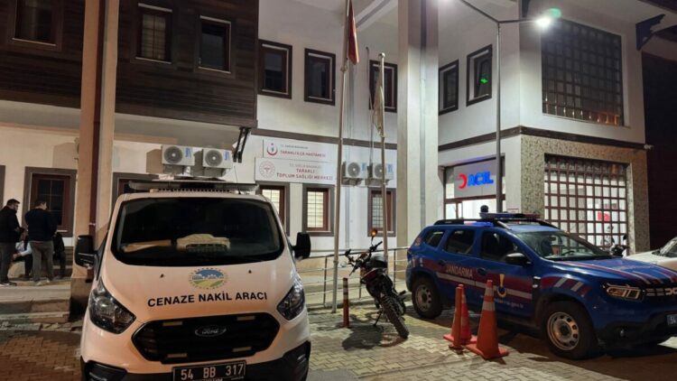 Traktör ile tarım makinesi arasına sıkışarak  öldü