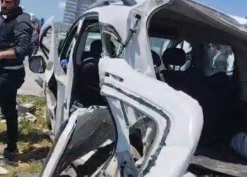 Hafif ticari araç ile kamyonet kafa kafaya çarpıştı; 4 ölü, 2 yaralı