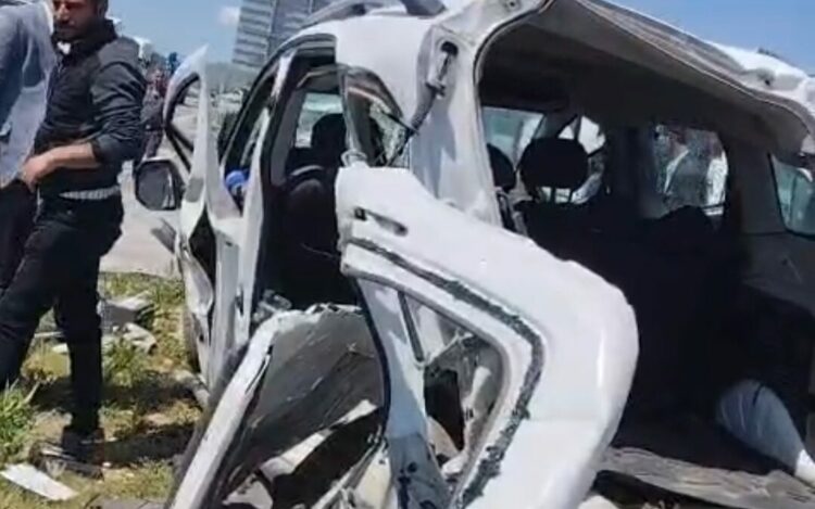 Hafif ticari araç ile kamyonet kafa kafaya çarpıştı; 4 ölü, 2 yaralı