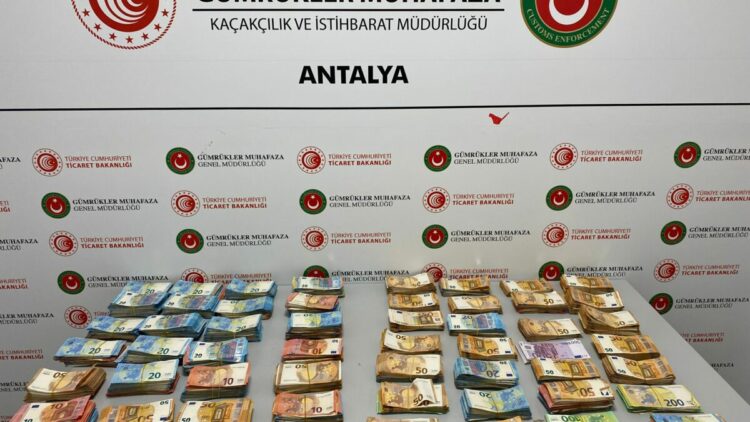 Antalya Havalimanı'nda bebek bezleri içine gizlenmiş 381 bin 750 avro ele geçirildi