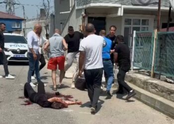 Eşini sokak ortasında bıçaklayan şüpheliye linç girişimi