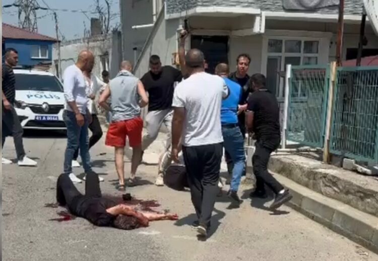 Eşini sokak ortasında bıçaklayan şüpheliye linç girişimi