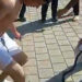 Nehirden çıkardıkları yılanın başını ezip, çakıyla keserek öldürdüler
