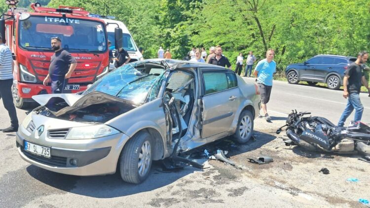 Motosiklet, akaryakıt istasyonuna dönen otomobile çarptı: 1 ölü, 1 yaralı