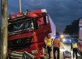 Şoförü rahatsızlanan TIR, refüjdeki bariyerlere çarptı
