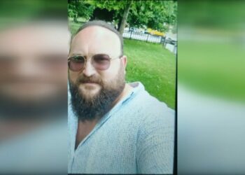 Bayrampaşa'da otomobil ile çarpışan motosikletin sürücüsü yaralandı