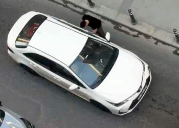 Avcılar'da kazaya neden olan sürücüye tepki; otomobile yumruk attılar