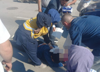 112 çalışanı mesai sonrası evine giderken kazayı görüp, yaralıya müdahale etti