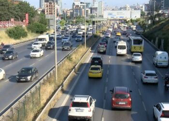 İstanbul'da haftanın ilk iş gününde trafik yoğunluğu yüzde 63 olarak ölçüldü
