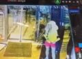 Mini etek giyip peruk takan erkek, mağazadan kilim çaldı; o anlar kamerada
